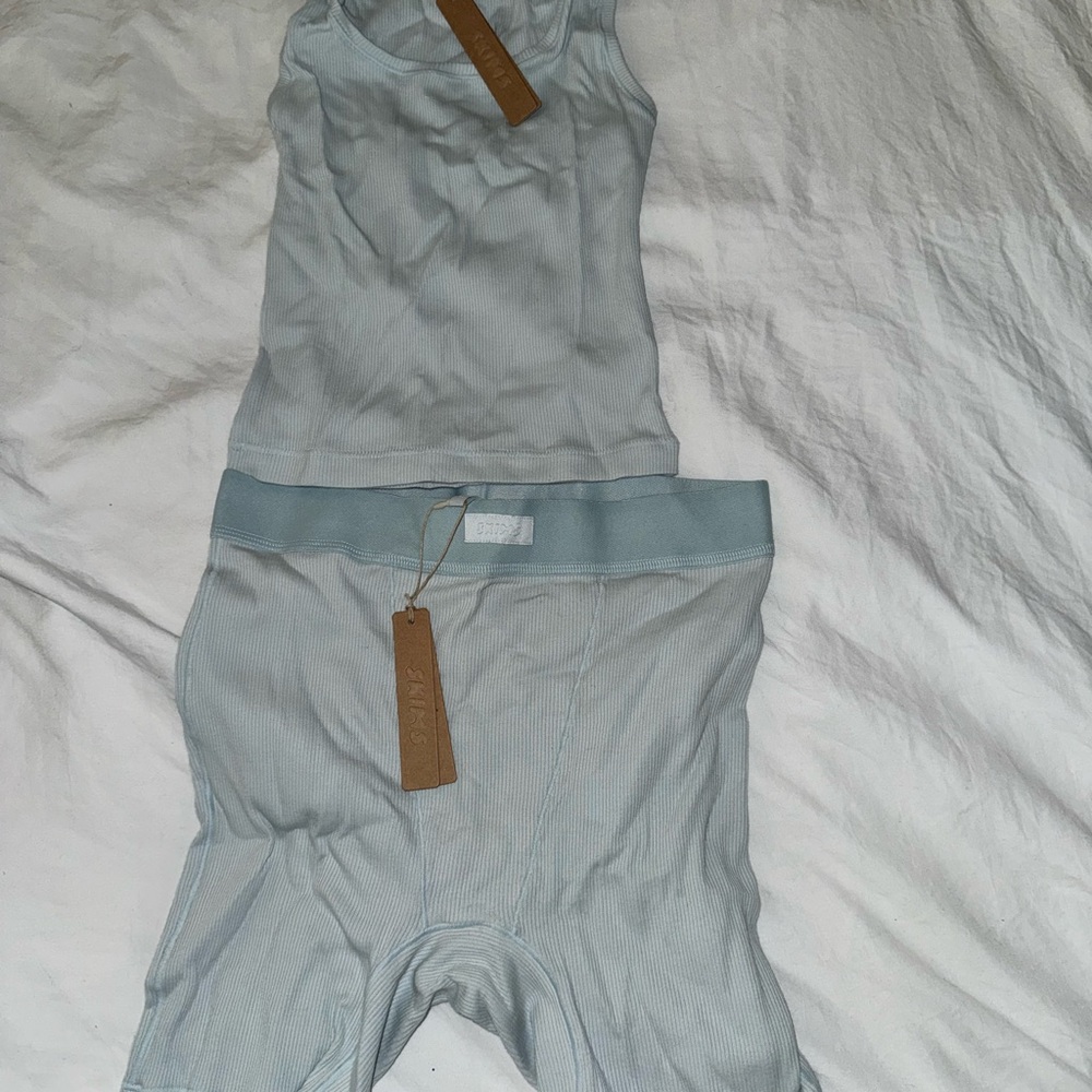 Selling this SKIMS set!